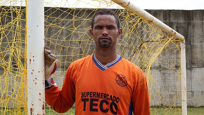 Bruno agora é goleiro do time do presídio. Foto: Bernardo Pombo e Luiz Cláudio Amaral.